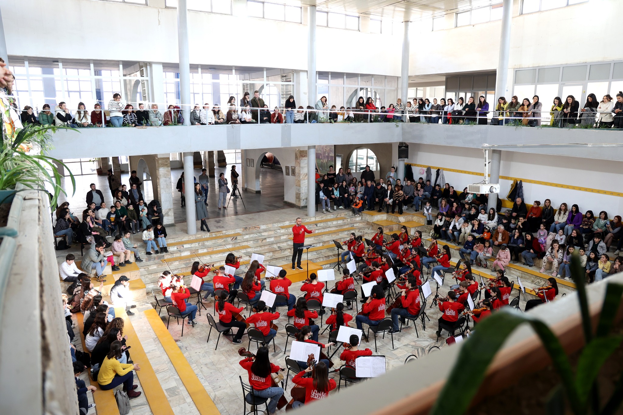 L'orchestre symphonique des jeunes "Erevan" dans le complexe éducatif